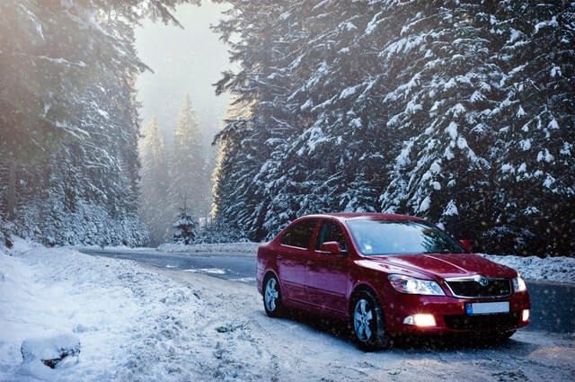 雪の中を走る車