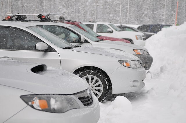 雪と複数の車