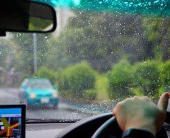 雨の中運転する