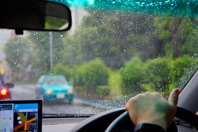 雨の中運転する